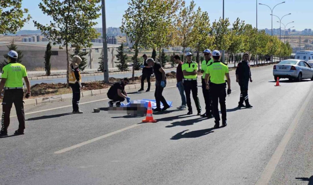 Şanlıurfa'nın Haliliye ilçesinde A.K. yönetimindeki otomobil, yolun karşısına geçmeye çalışan