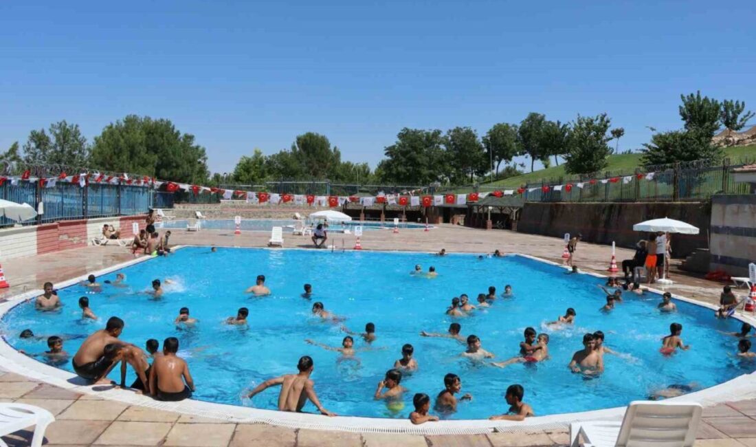 Şanlıurfa'da yaz sıcaklıkları 40 dereceyi geçerken, Şanlıurfa Büyükşehir Belediyesi'nin yüzme