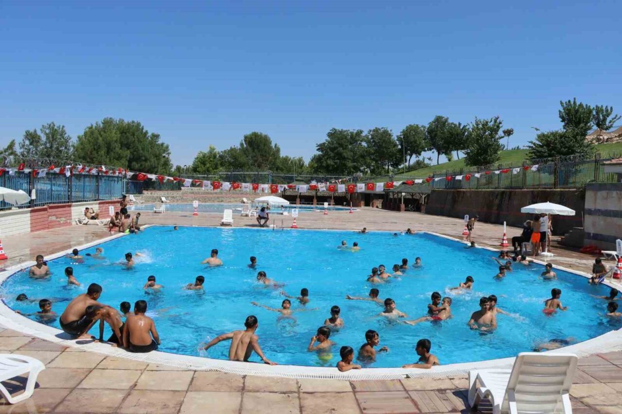 Şanlıurfa'da yaz sıcaklıkları 40 dereceyi geçerken, Şanlıurfa Büyükşehir Belediyesi'nin yüzme