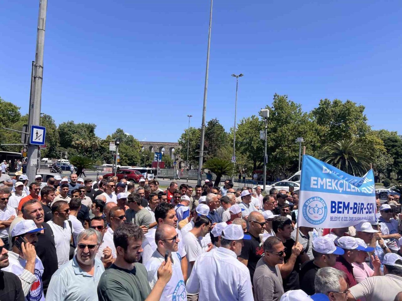 İstanbul Büyükşehir Belediyesi çalışanları, Saraçhane'de promosyon ihalesinin şeffaf olmadığını ve
