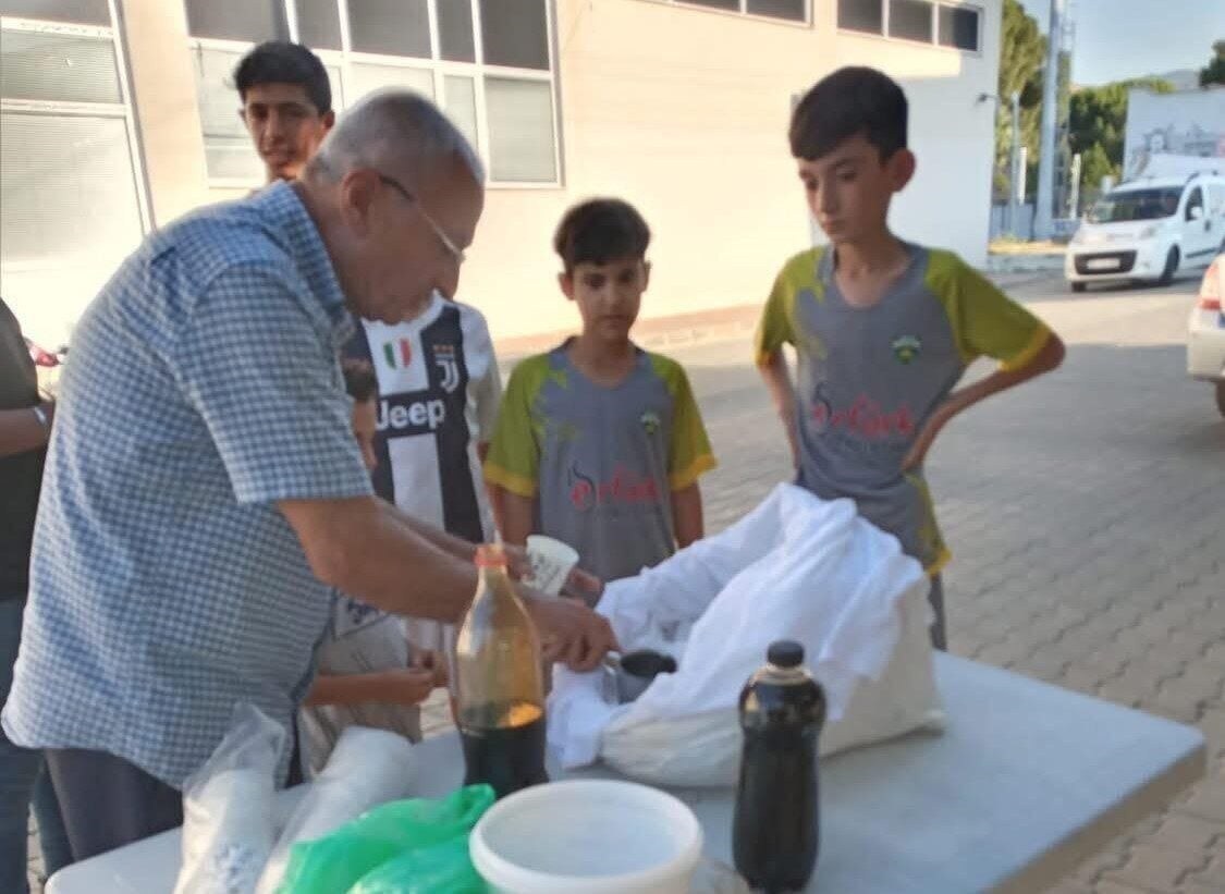 Sarıgöl Üzüm Kooperatifi Başkanı Yusuf Tüfekçi, Muharrem ayı dolayısıyla vatandaşlara