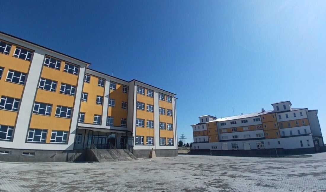 Kars'ın Sarıkamış ilçesinde tamamlanan modern Fen Lisesi, Milletvekili Adem Çalkın'ın