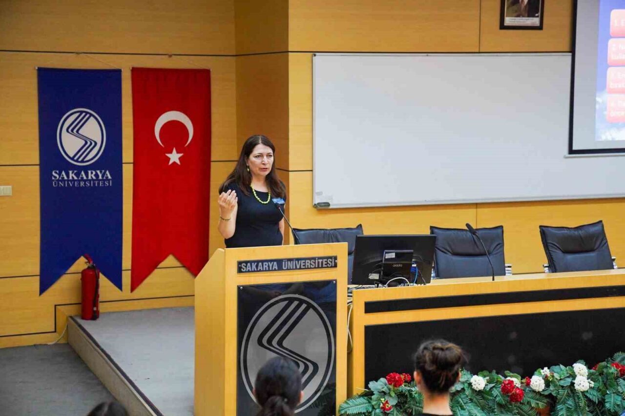 Sakarya Üniversitesi'nde düzenlenen programda Ord. Prof. Dr. Şenel Poyrazlı, "Yurtdışında