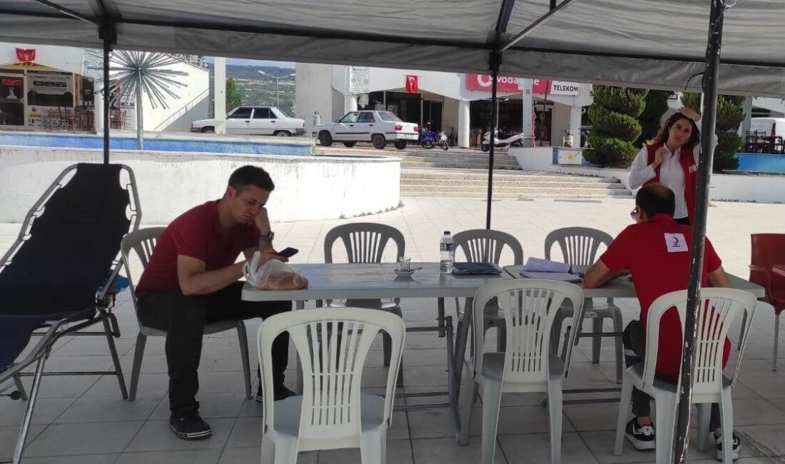 Uşak Kızılay Kan Merkezi, Manisa'nın Selendi ilçesinde düzenlediği kampanyada 40