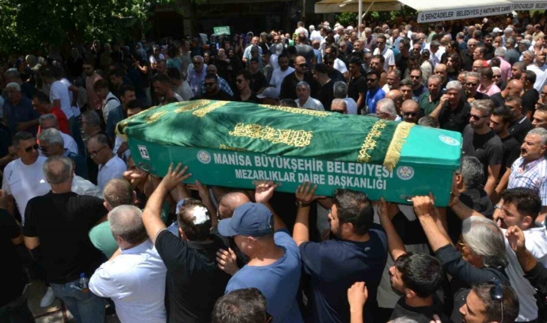 Manisa'da Balık Keyfi restoranının sahibi Serdar Kabaş, oğlu Ertuğrul Kabaş'ın