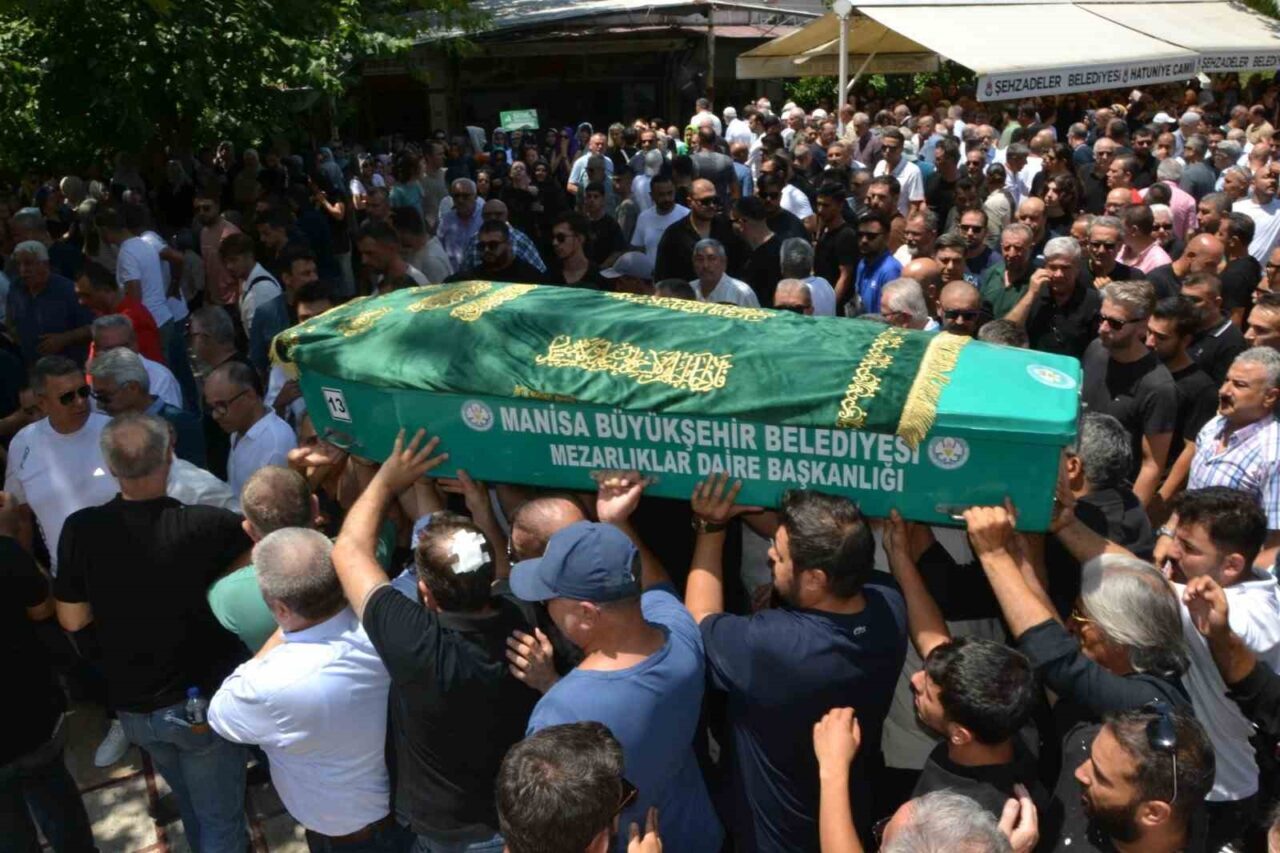 Manisa'da Balık Keyfi restoranının sahibi Serdar Kabaş, oğlu Ertuğrul Kabaş'ın