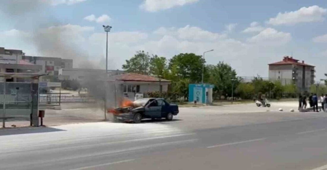 Afyonkarahisar'da Safiye Sultan Kız Öğrenci Yurdu önünde bir otomobilde çıkan