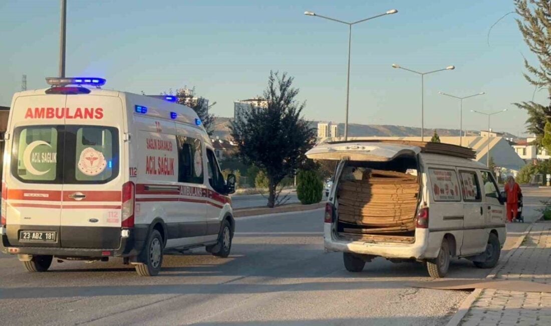 Elazığ'da, seyir halindeki bir panelvandan düşen 16 yaşındaki R.A., ağır