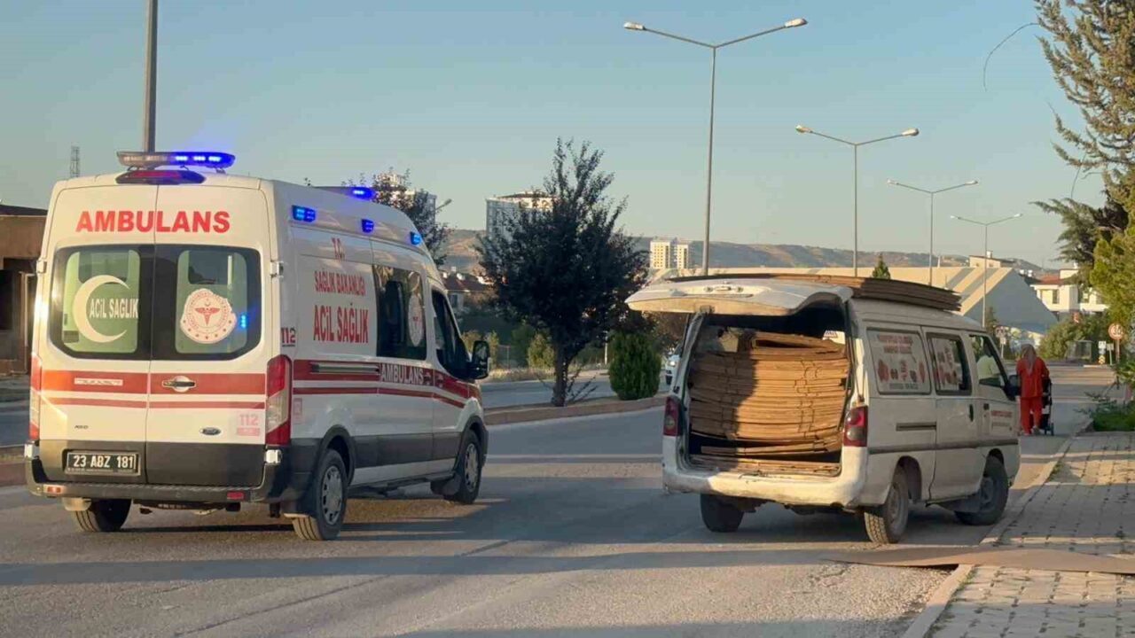 Elazığ'da, seyir halindeki bir panelvandan düşen 16 yaşındaki R.A., ağır