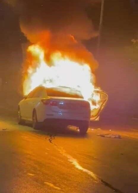 Antalya'nın Muratpaşa ilçesinde, seyir halindeki bir otomobil, duman çıkarmaya başladıktan