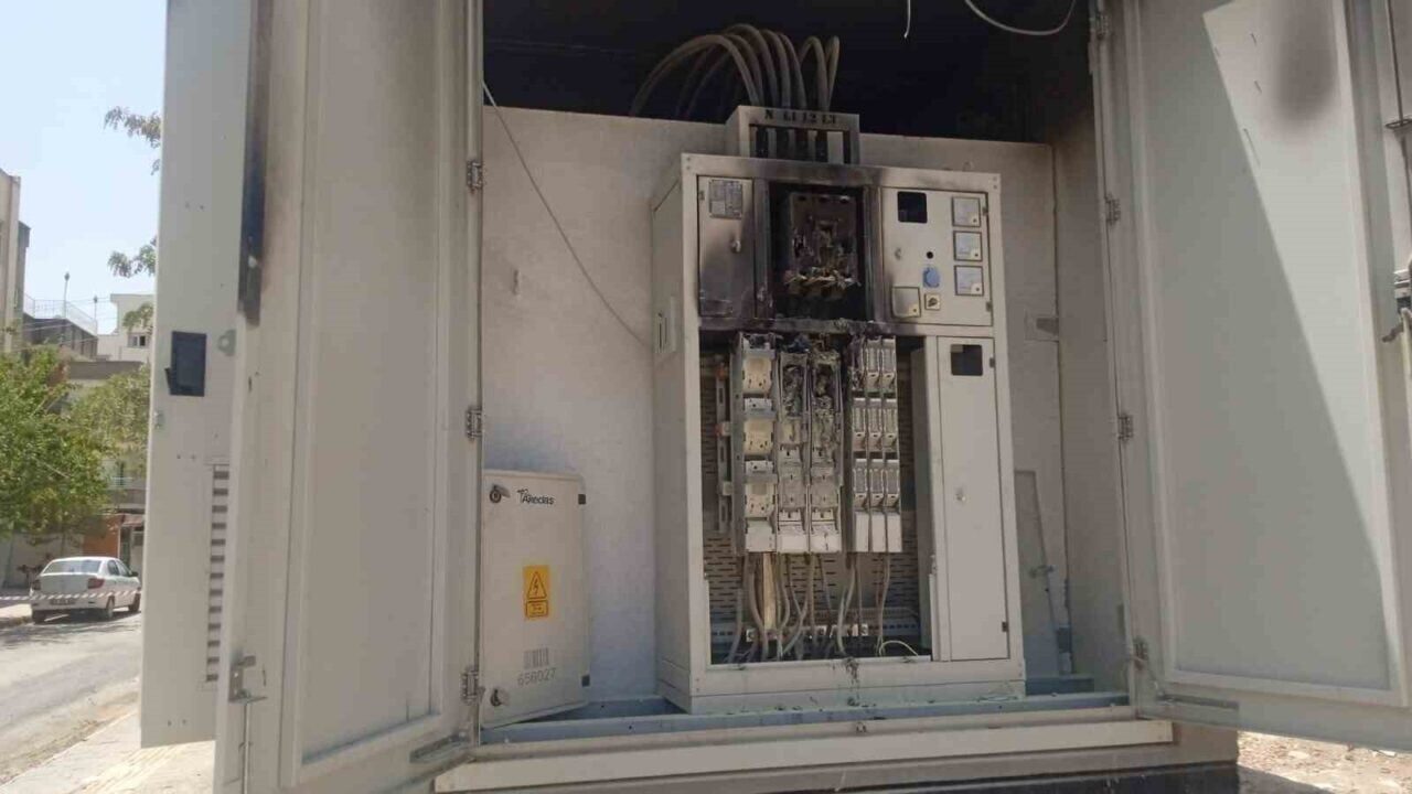 Adıyaman'ın Yeşilyurt Mahallesi'nde, aşırı sıcaklar nedeniyle bir elektrik trafosu alev