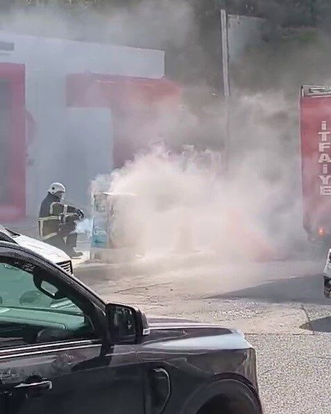 Adıyaman'da hava sıcaklığının 43 dereceye ulaştığı gün, Gölbaşı Caddesi'ndeki bir