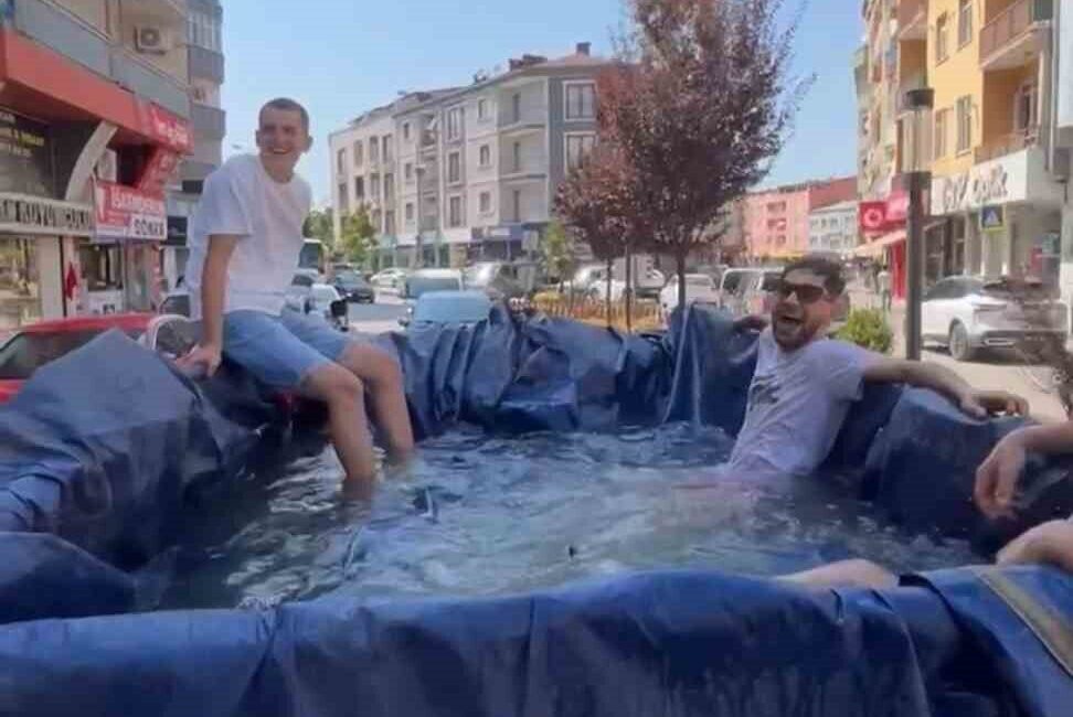 Bursa'nın Gürsu ilçesinde bir grup genç, traktör römorkunu suyla doldurup