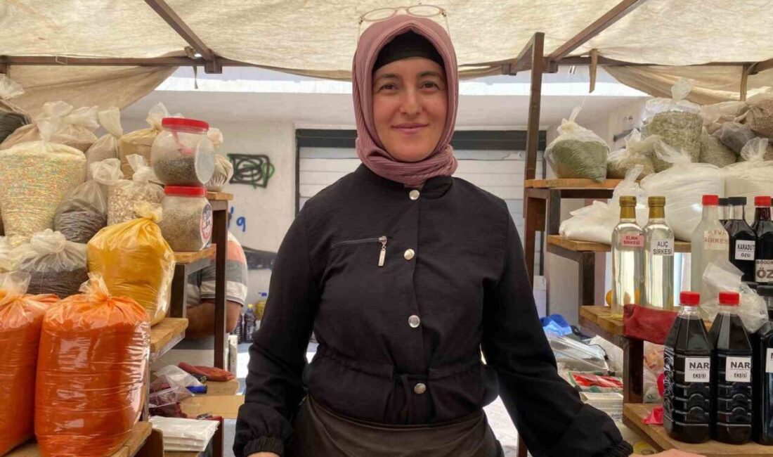 Eskişehir Yenibağlar Mahallesi'ndeki pazar, yaz sıcakları nedeniyle daha sakin günler
