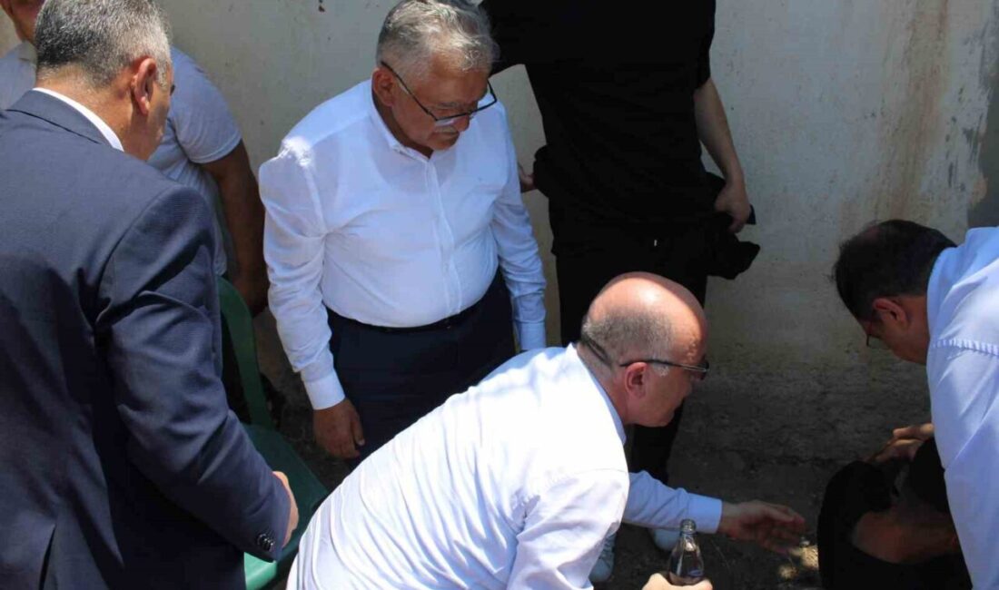 Kayseri'de açılışta aşırı sıcak nedeniyle bayılan gencin yardımına Büyükşehir Belediye