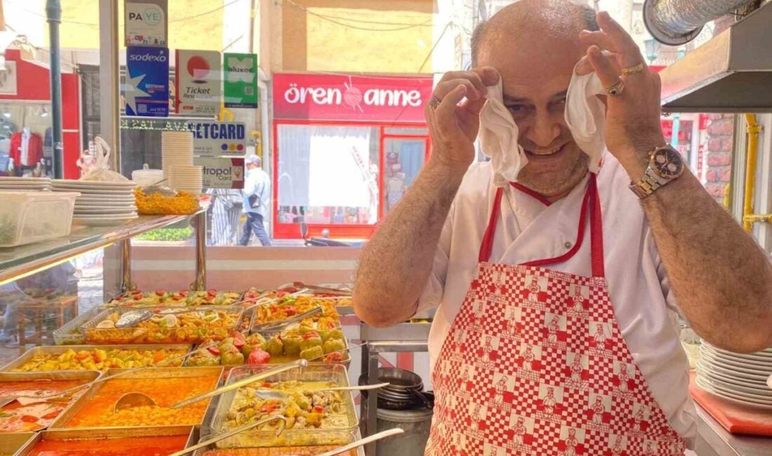 Eskişehir'de aşçılık yapan Yücel Sivrican, aşırı sıcaklarda serin kalabilmek için