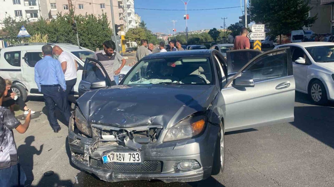 Siirt'te meydana gelen trafik kazasında, iki aracın çarpışması sonucu 1