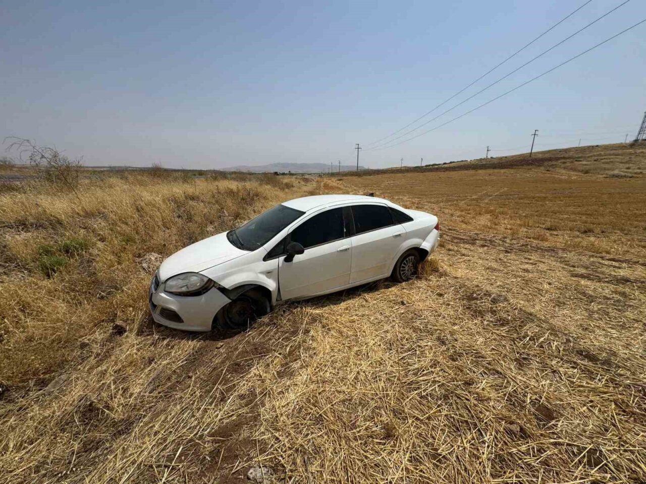 Siirt'in Kurtalan ilçesindeki Toytepe köyünde lastiği patlayan bir otomobil tarlaya