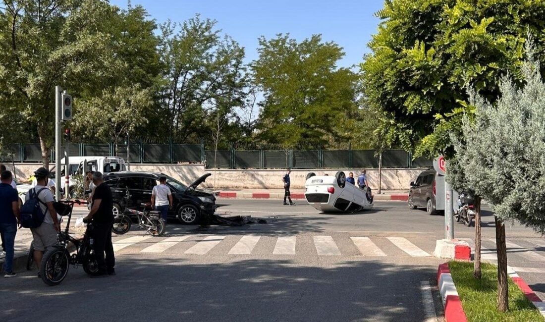 Siirt'te Valilik kavşağında meydana gelen trafik kazasında plakaları henüz belirlenemeyen