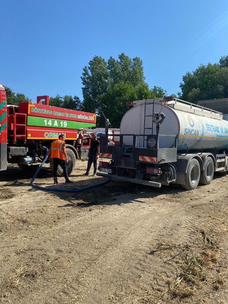 Sincan Belediyesi, Bolu Göynük'teki orman yangınına müdahale eden ekiplere su
