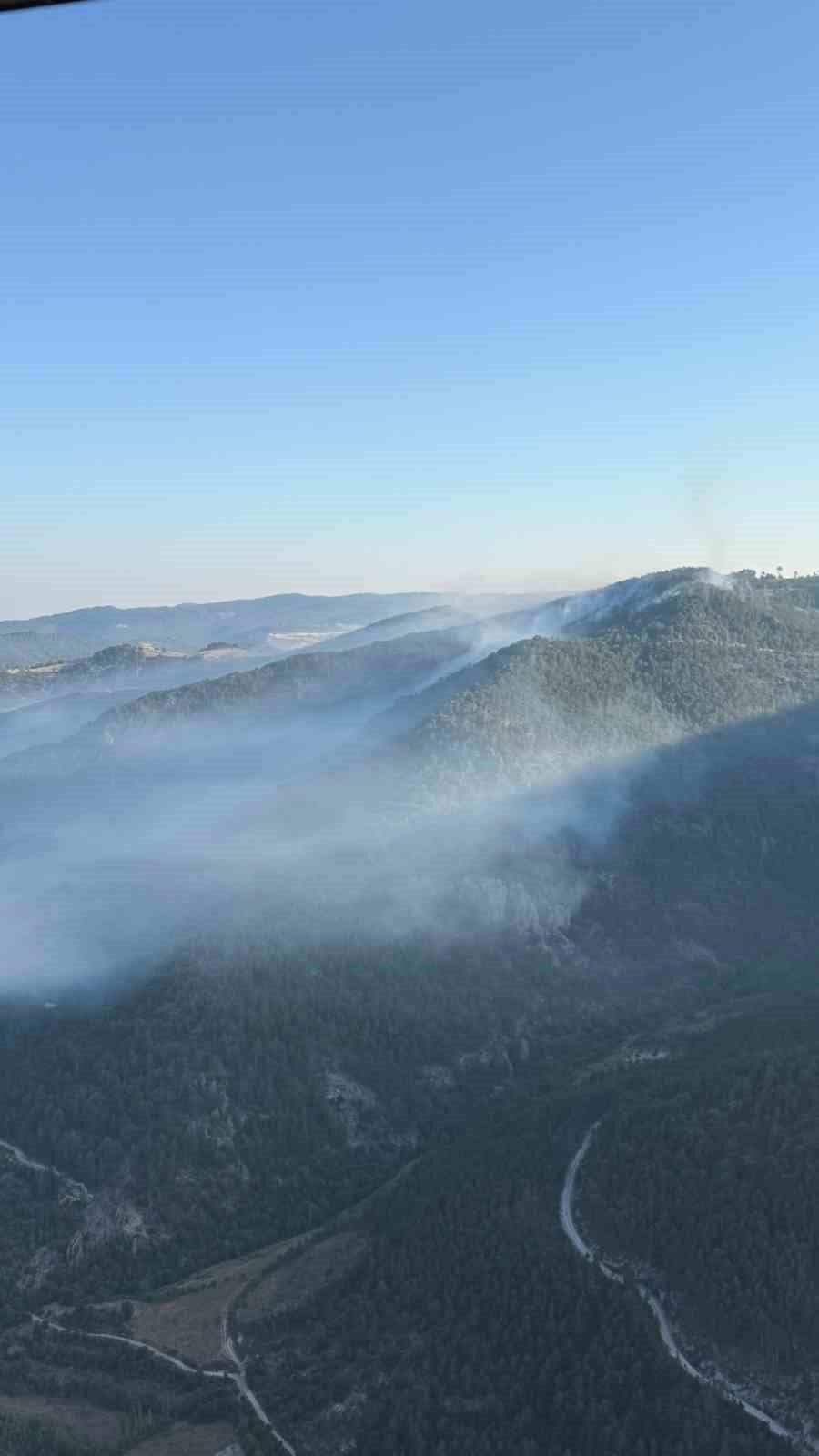 Balıkesir'in Sındırgı ilçesi Kürendere mevkisinde çıkan orman yangını, havadan ve