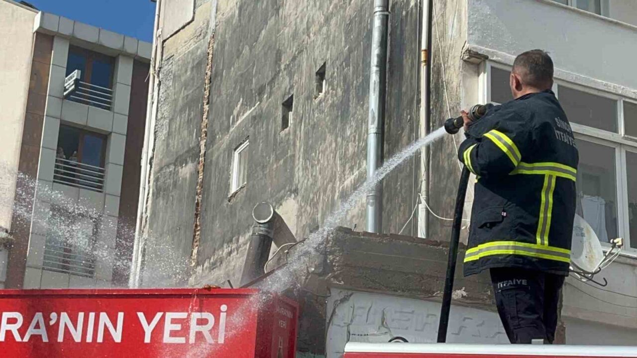 Sinop'un Kaleyazısı Mahallesi'nde bir işletmenin bacasında çıkan yangın, vatandaşlarda paniğe