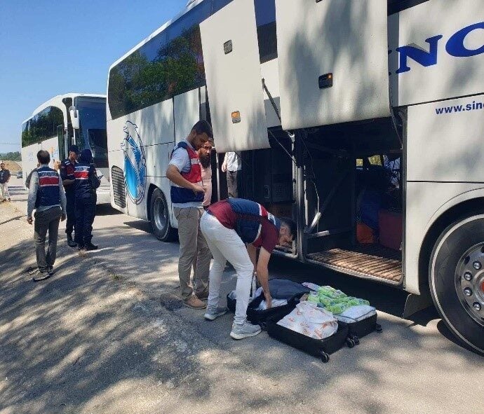 Sinop'ta jandarma ve göç idaresi ekipleri 11 araç ve 157