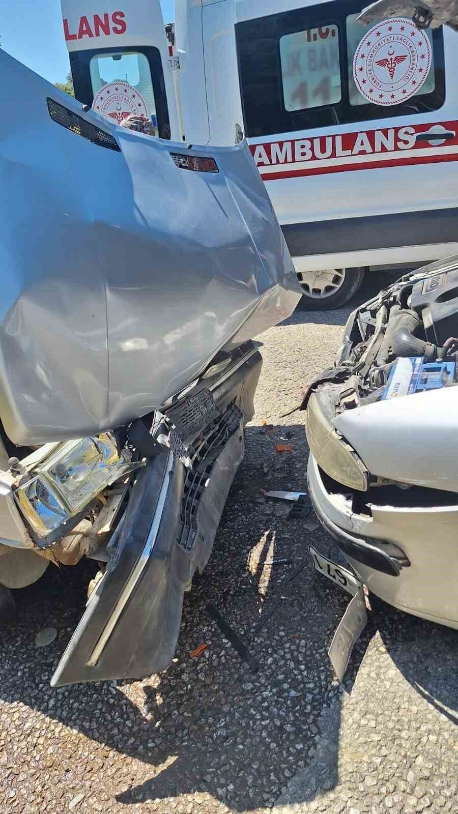 Sinop'un Gerze ilçesinde iki otomobilin kafa kafaya çarpışması sonucu 5