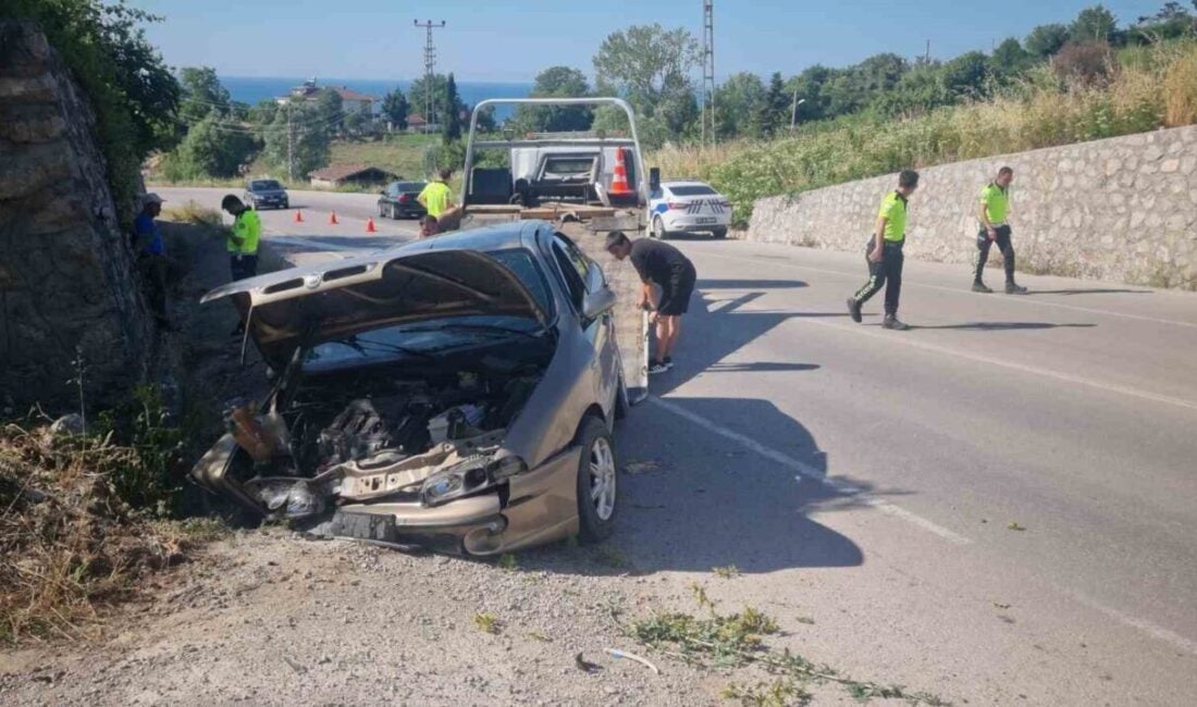 Sinop'ta otomobilin istinat duvarına çarpması sonucu biri bebek toplam 3