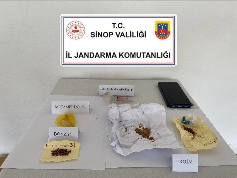 Sinop'ta bir yolcu otobüsünde yapılan denetimde, 3,71 gram eroin, 2,02