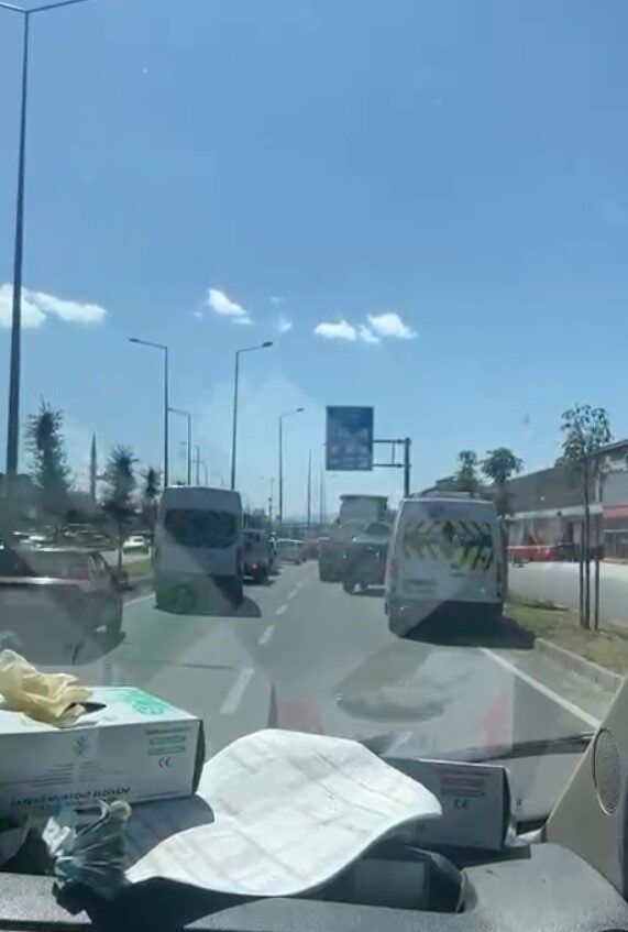 Düzce'de, bulantı ve kusma şikayeti üzerine giden ambulansa, sürücüler fermuar