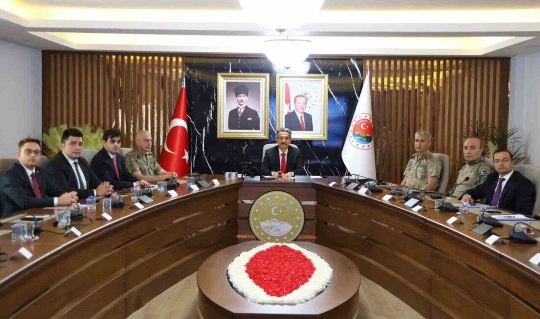 Şırnak'ta Vali Birol Ekici başkanlığında gerçekleştirilen güvenlik toplantısında, kamu asayişi
