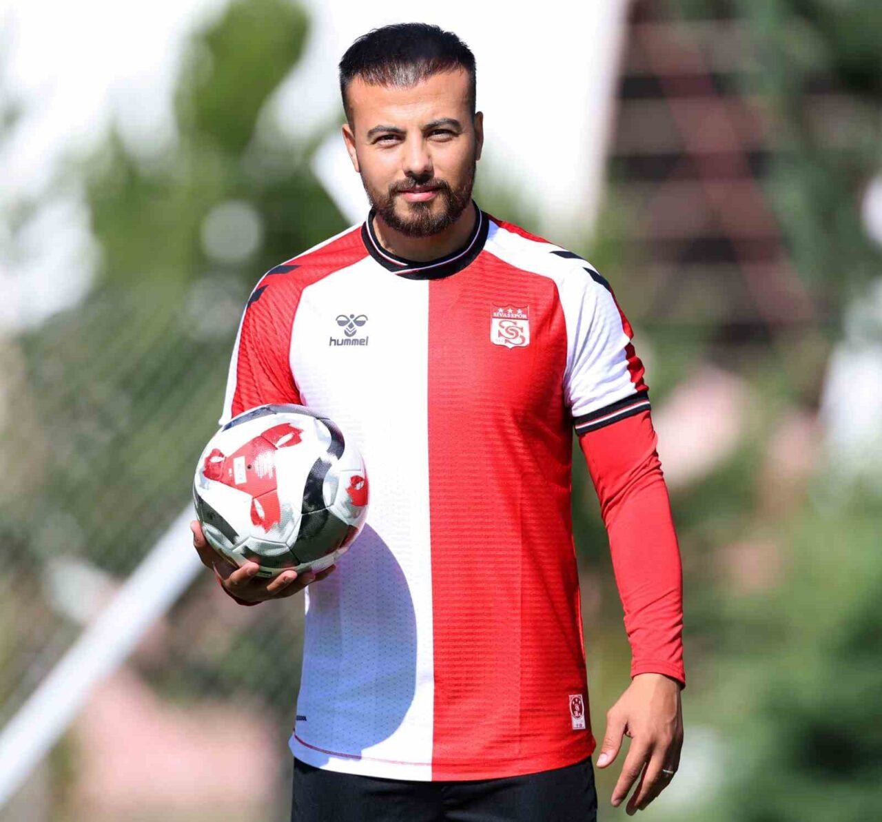 Sivasspor, yeni sezon için transfer çalışmalarına hız kesmeden devam ediyor.