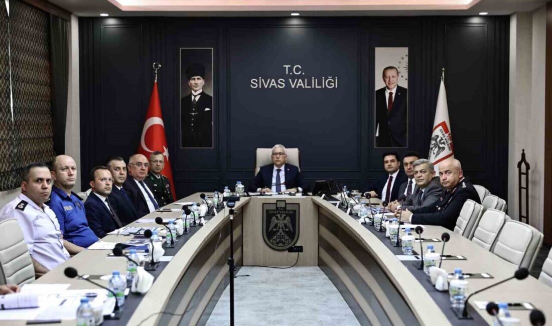 Sivas Valisi Yılmaz Şimşek, güvenlik toplantısında 2025'in ilk yarısında asayiş