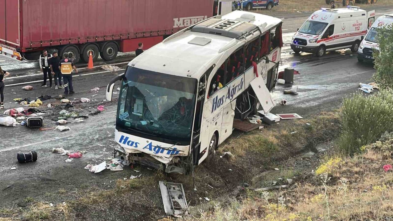 Sivas'ın İmranlı ilçesinde bir yolcu otobüsünün dağ yamacına çarpması sonucu