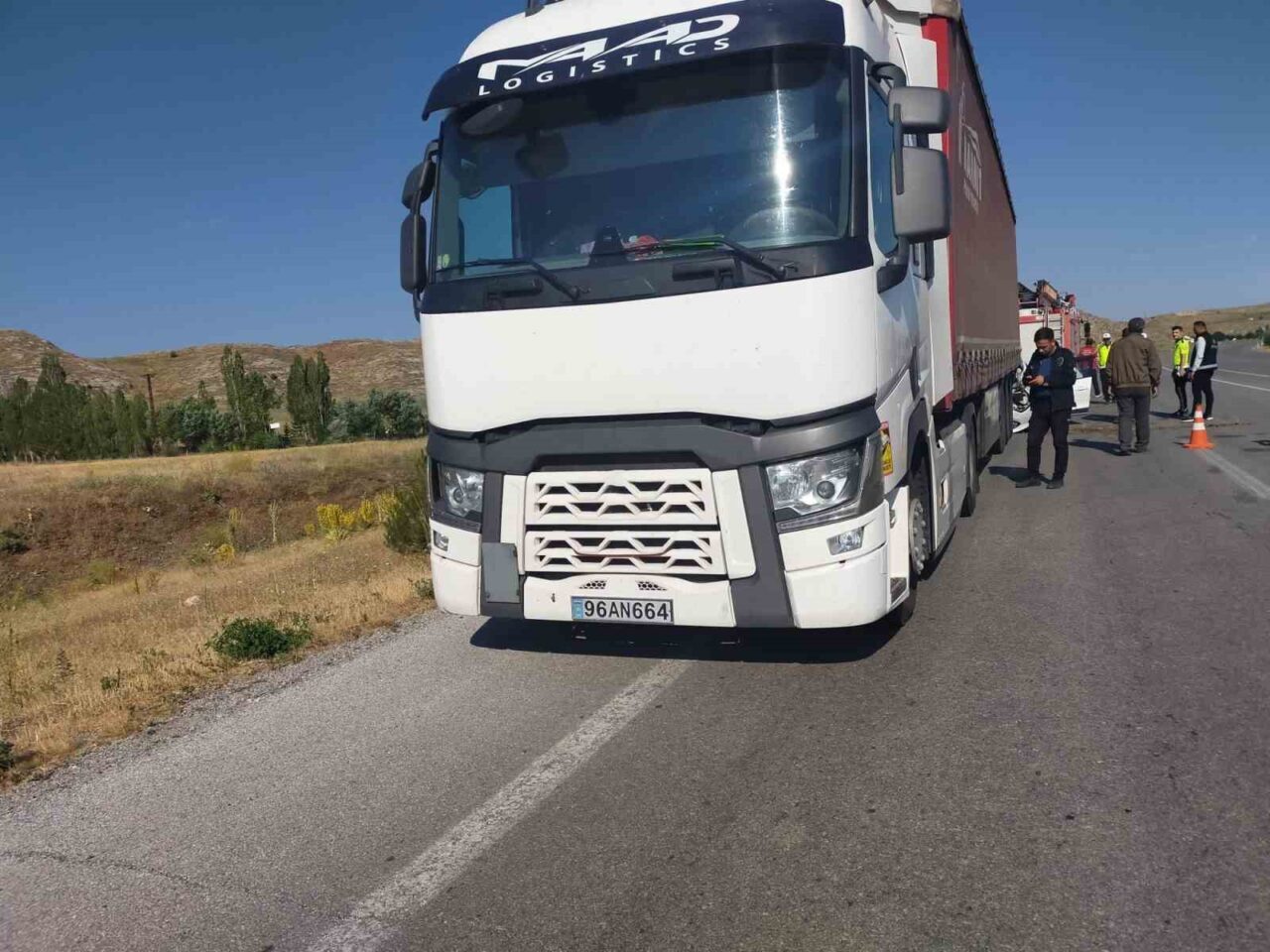 Sivas’ın İmranlı ilçesinde bir otomobilin tıra çarpması sonucu 3 yaşındaki