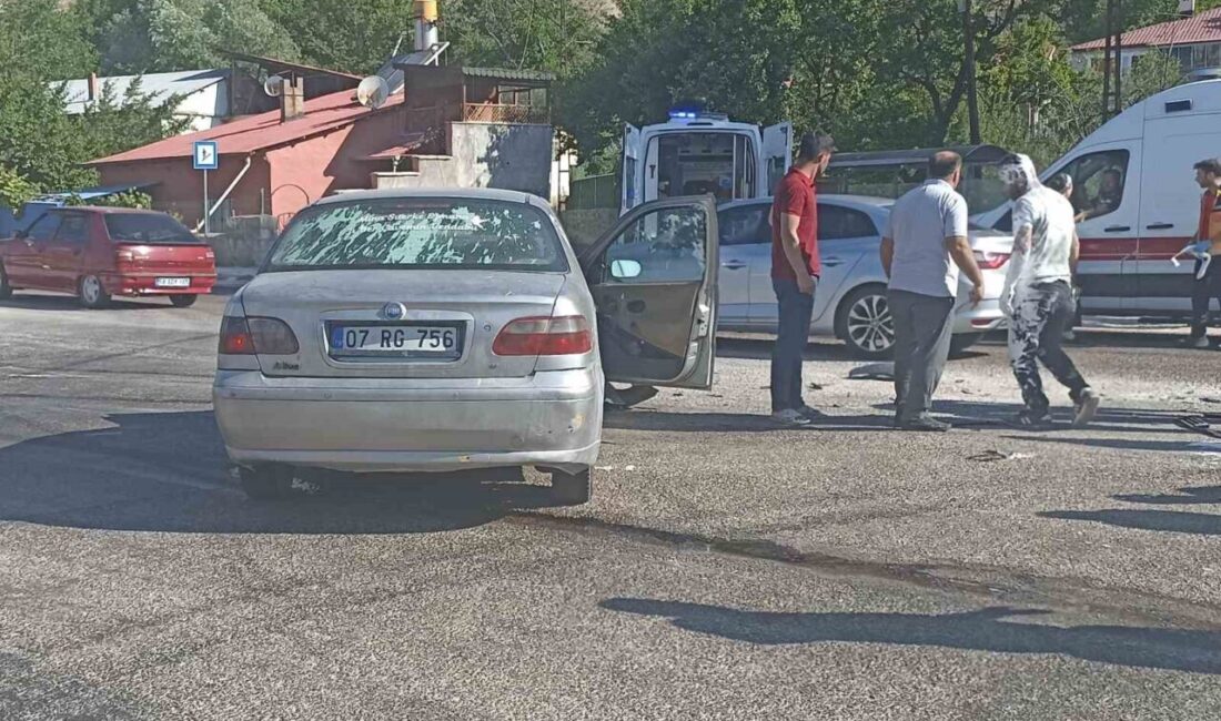 Sivas'ın Gürün ilçesinde iki otomobilin çarpışması sonucu yaşanan kazada 1'i