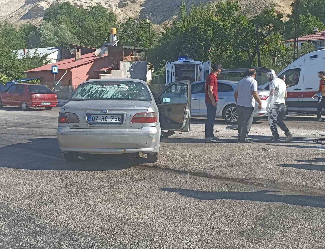 Sivas'ın Gürün ilçesinde iki otomobilin çarpışması sonucu yaşanan kazada 1'i