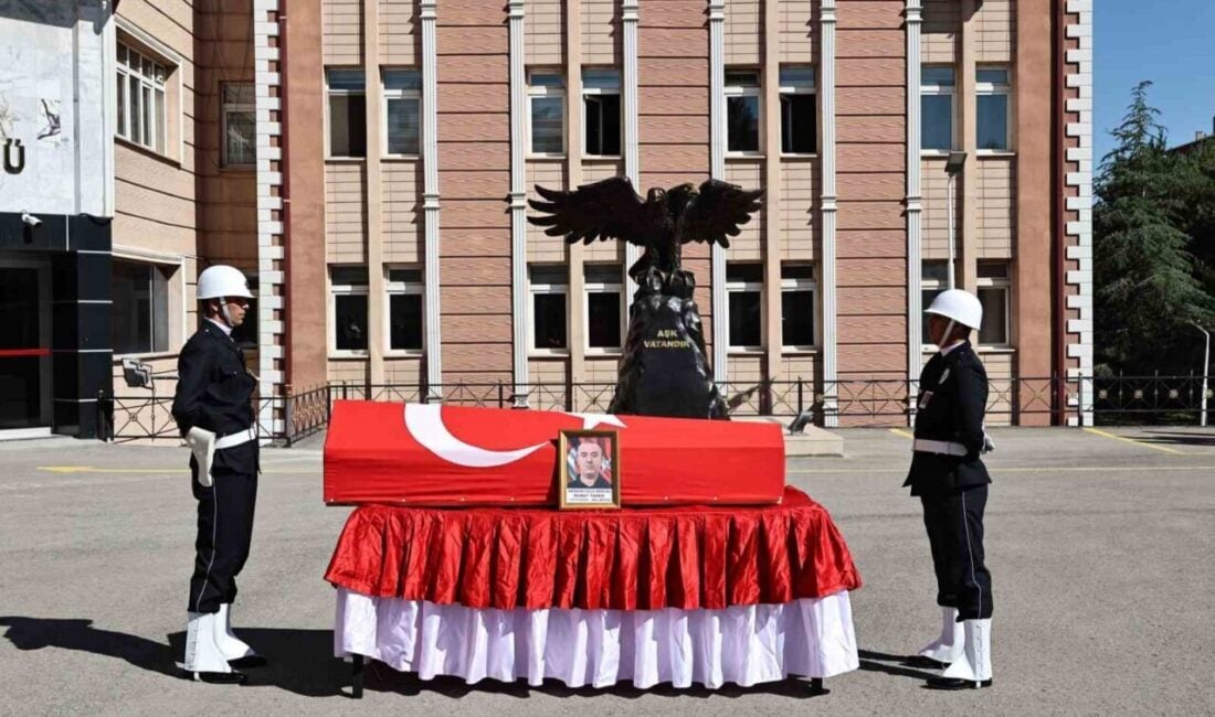 Sivas'ta hayatını kaybeden polis memuru Murat Tamer için düzenlenen törene,