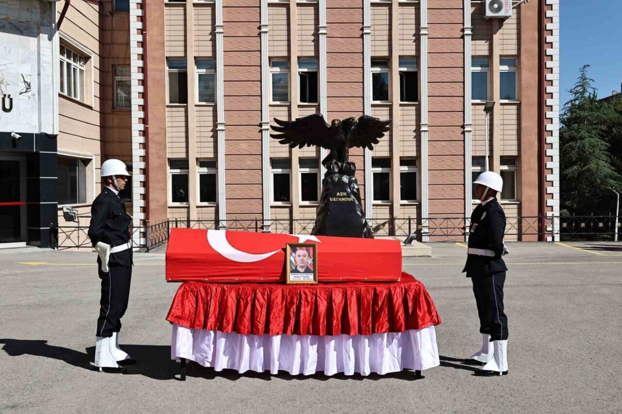 Sivas'ta hayatını kaybeden polis memuru Murat Tamer için düzenlenen törene,