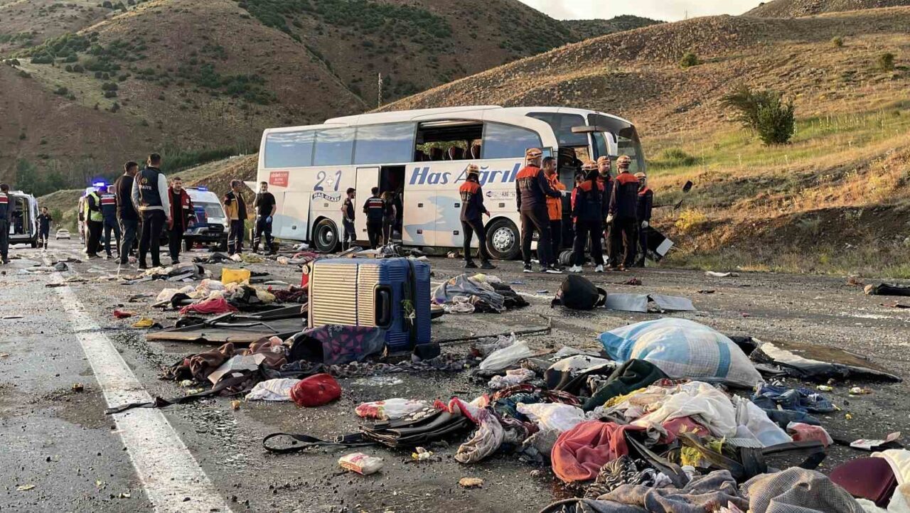 Sivas’ın İmranlı ilçesindeki Kızıldağ Geçidi'nde, Has Ağrılı firmasına ait yolcu