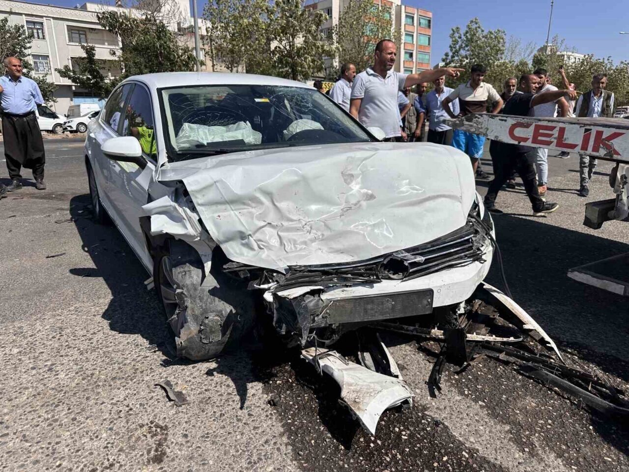 Şanlıurfa'nın Siverek ilçesinde iki otomobilin kafa kafaya çarpışması sonucu 62