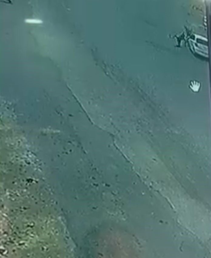 Şanlıurfa'nın Siverek ilçesinde, yolun karşısına geçmeye çalışan M.D. (22) ve