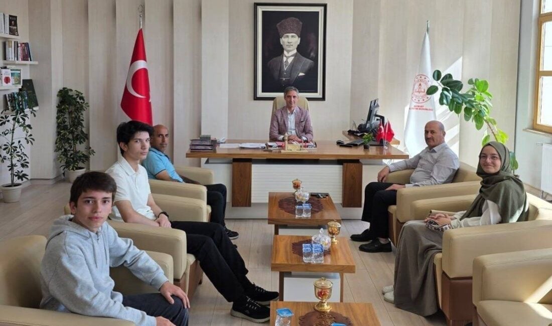 Bayburt'taki Ona Selam Ulusal Siyer-i Nebi Yarışması'nda dereceye giren öğrenciler,