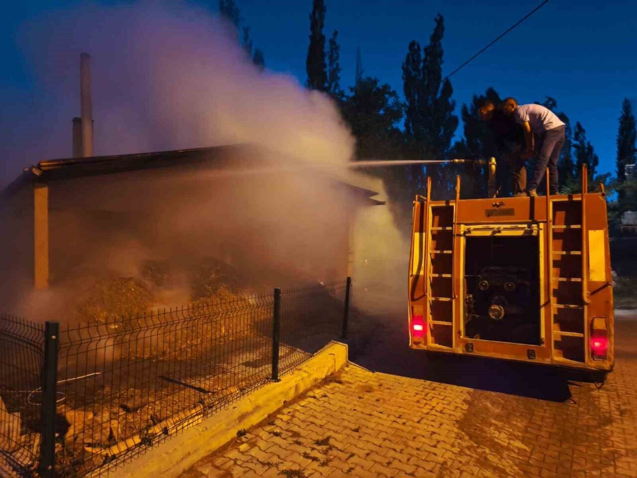 Sivas'ın Gemerek ilçesindeki Sızır Belediyesi'ne ait yufka üretim tesisinde gece