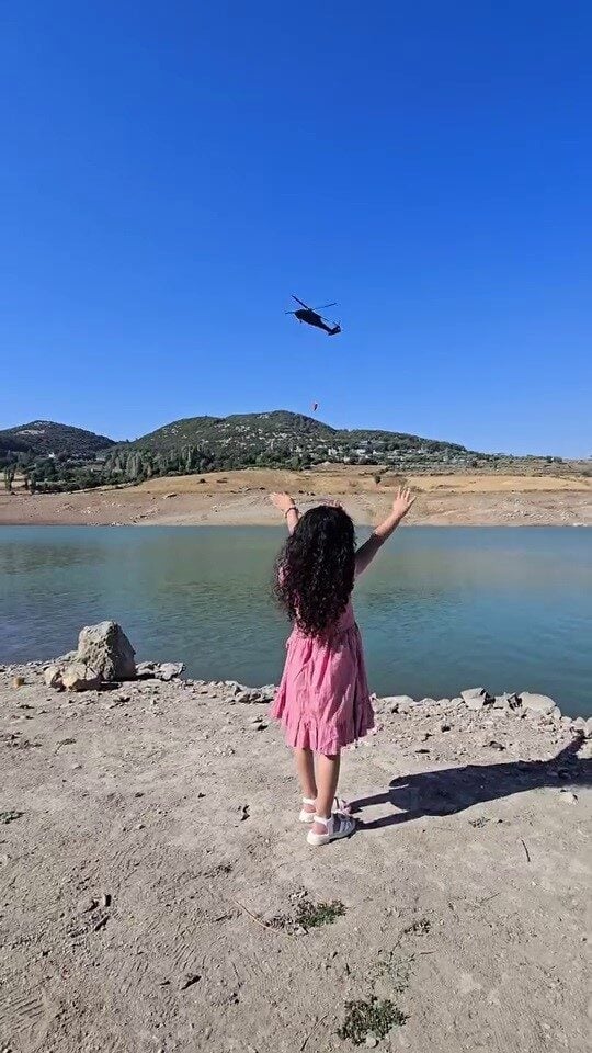 Hatay'da devam eden orman yangınına müdahale eden Skorsky helikopterinin pilotu,