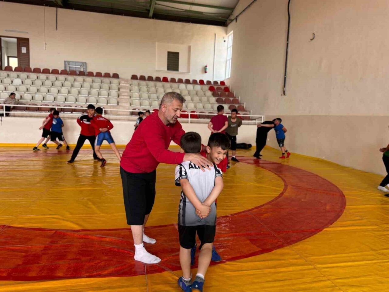 Bilecik'in Söğüt ilçesinde yaz spor okulları kapsamında gerçekleştirilen güreş eğitimlerine