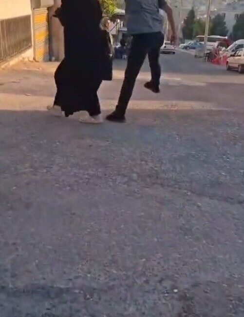 Şanlıurfa'da bir kişinin sokak ortasında eşine darp etmesi, çevredekilerin tepki