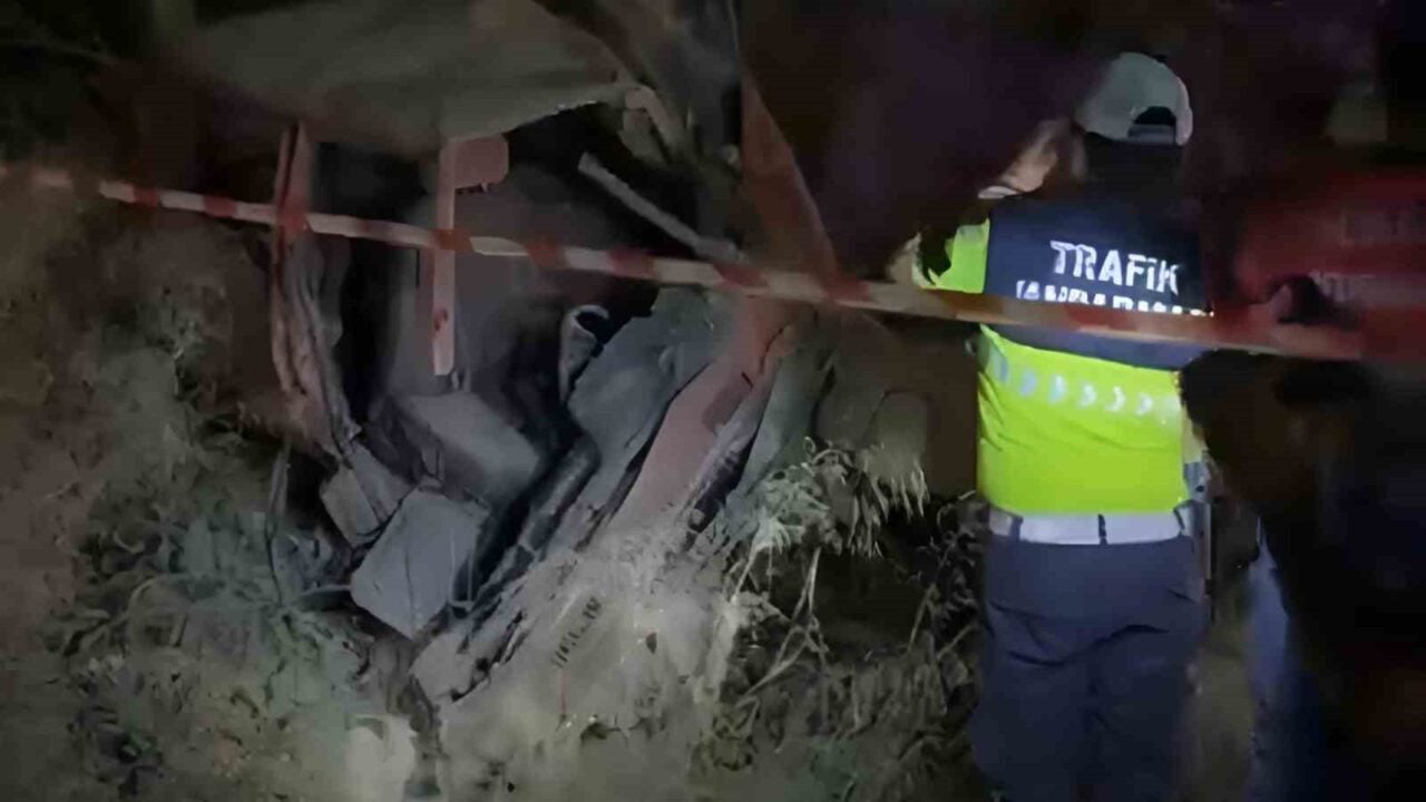 Aydın'ın Söke ilçesinde, kontrolden çıkan bir otomobilin şarampole yuvarlanması sonucu