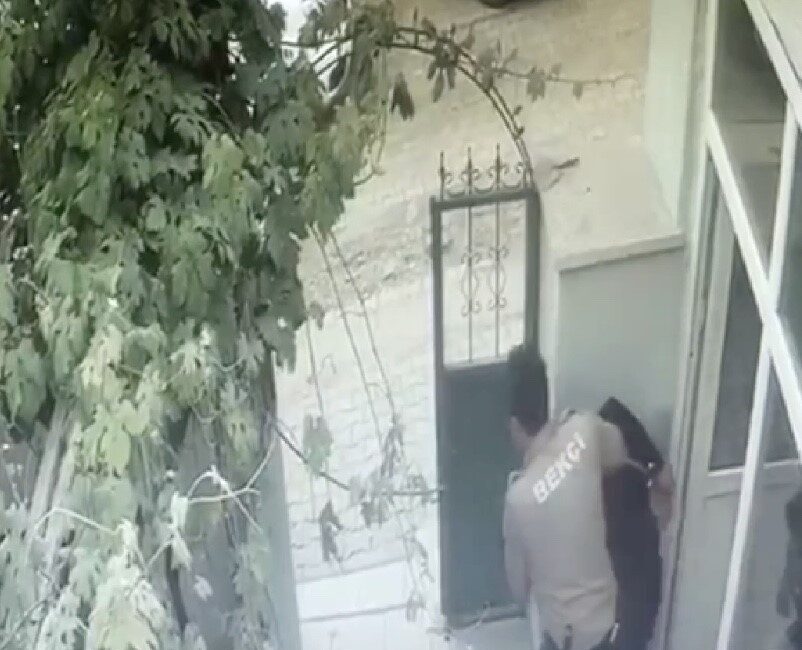 Çorum'un Sungurlu ilçesinde hırsızlık suçlamasıyla aranan Ö.T., saklandığı camide yakalandı.